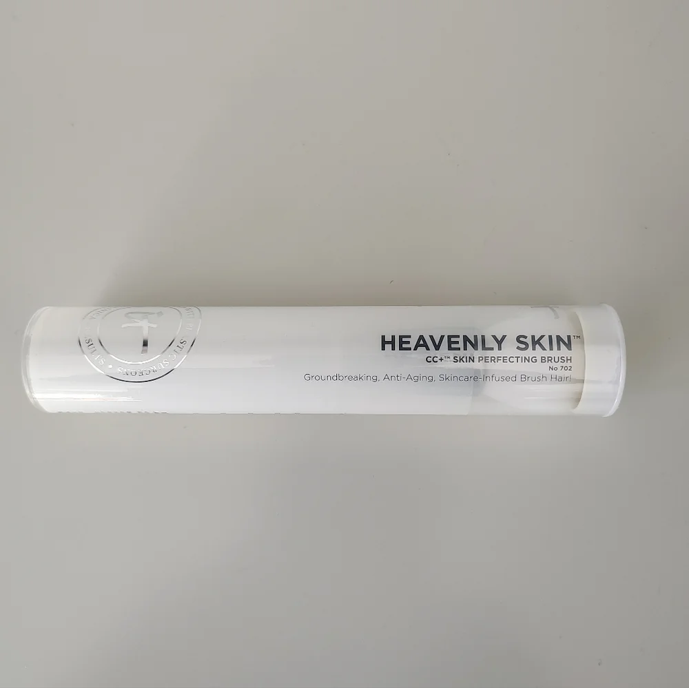 It Cosmetics Heavenly Skin Perfecting Brush No. 702 NWT